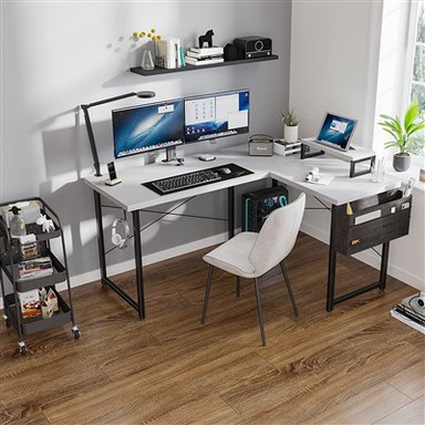 مكتب كمبيوتر على شكل حرف L مع أرفف تخزين